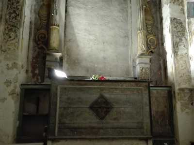 Di fronte a noi si erge l�altare in legno, dedicato a Sant�Anna, dipinto con motivi floreali stilizzati, al cui centro spicca un rombo con una croce greca